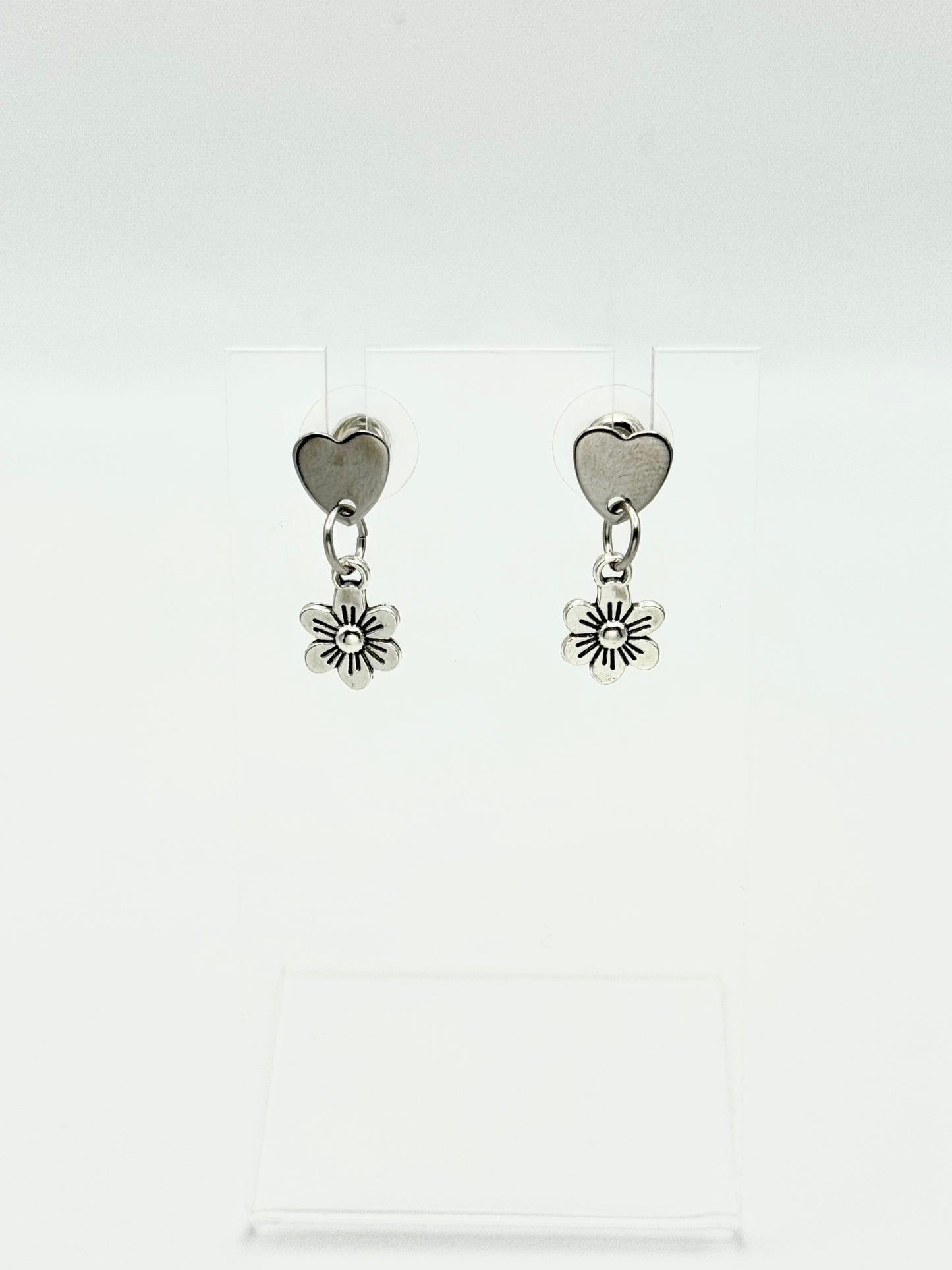 🌼 Silver Daisy Drop Earrings